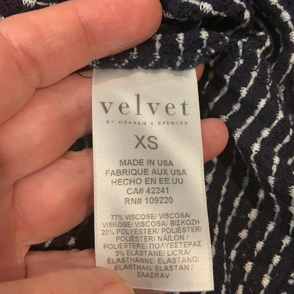 Velvet by graham & Spencer XS navy/white knit cold shoulder 3/4 sleeve top - Picture 5 of 6